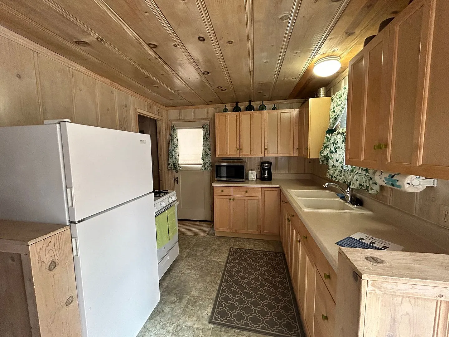 Great Neighborhood Near the Lake and Stateline Area - Long Term Rental — Photo 2