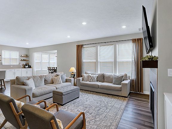 4th image of 950 Edmonds Pl