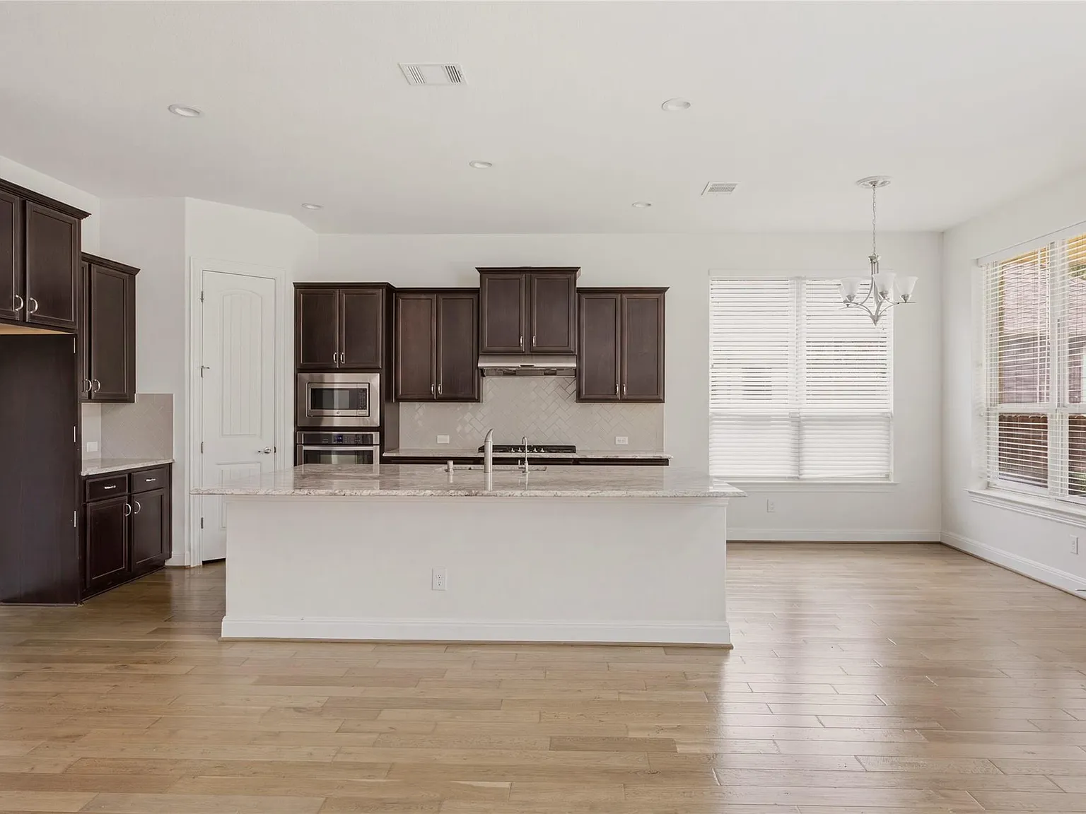 5 bed, 3.5 bath, 4149 sqft, $3,900 — Photo 4