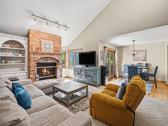 3rd image of 206 S Raven Rd