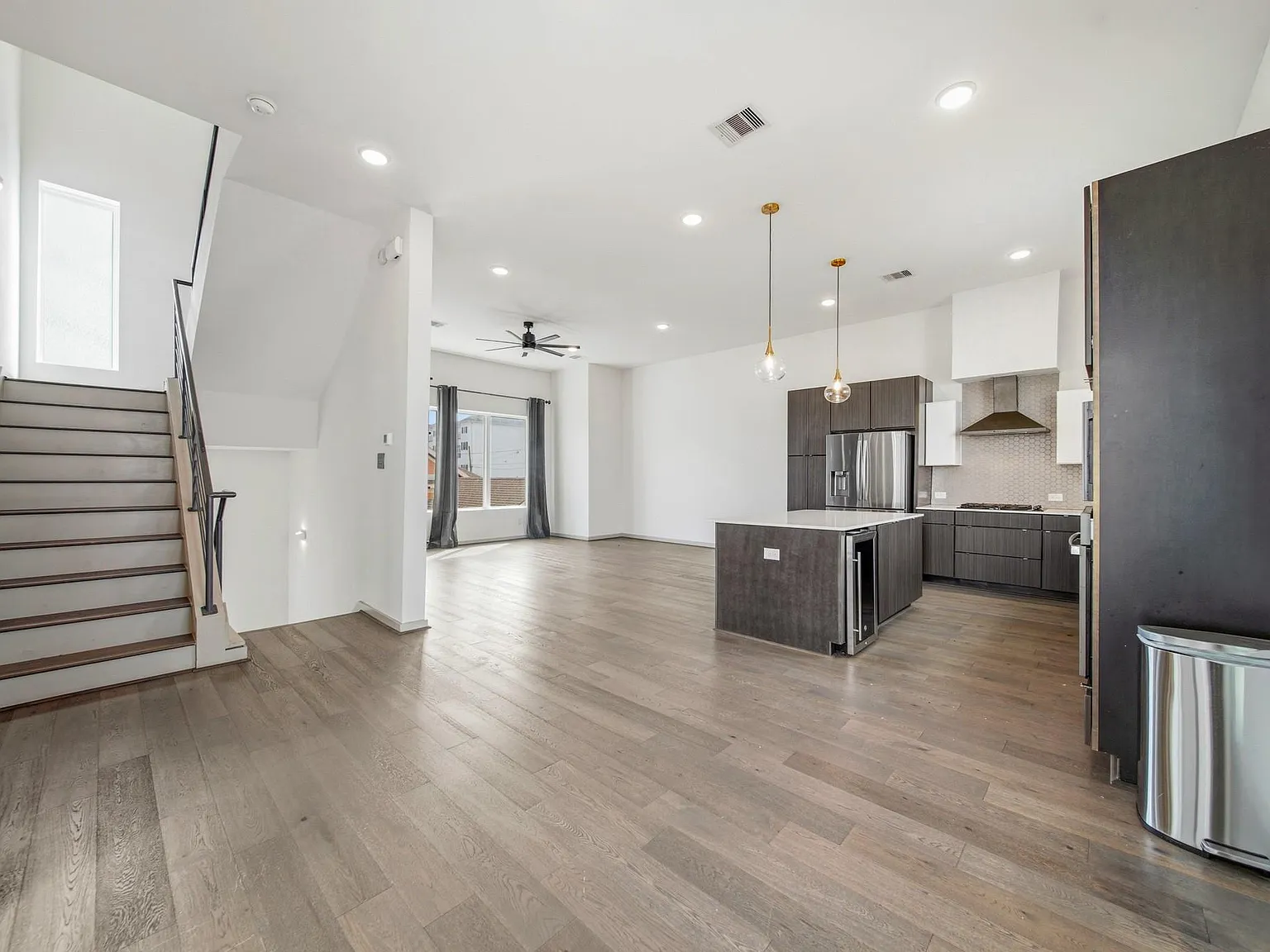 3 bed, 3.5 bath, 2077 sqft, $3,200 — Photo 4