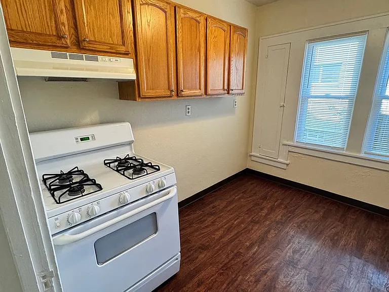 207 E Broadway Ave — Photo 14