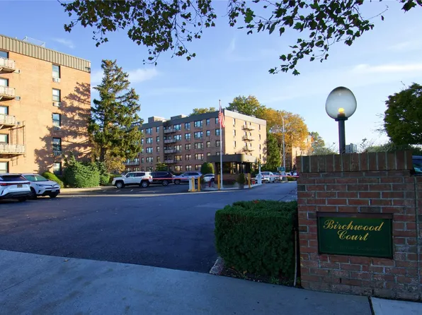 2 Birchwood Court #5B, Mineola, NY 11501