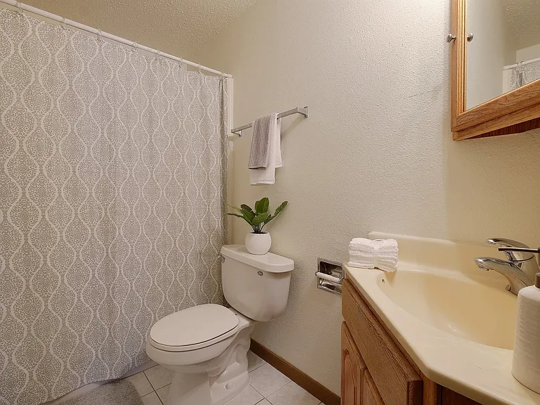 Fargo, ND Alden Pines Apartments | Bathroom