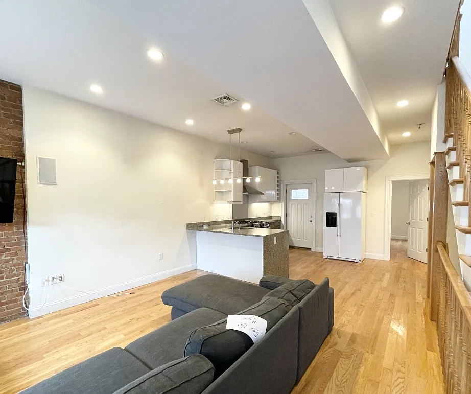 5 bed, 2.5 bath, $8,000 — Photo 4