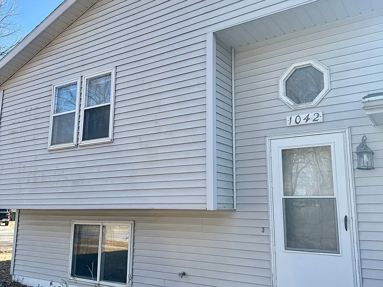 1042 Castlewood Dr — Photo 1
