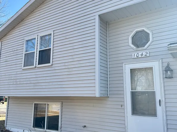1042 Castlewood Dr, Brookings, SD 57006