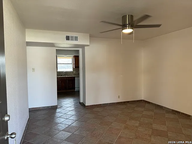 3 bed, 1.0 bath, 1008 sqft, $1,600 — Photo 4