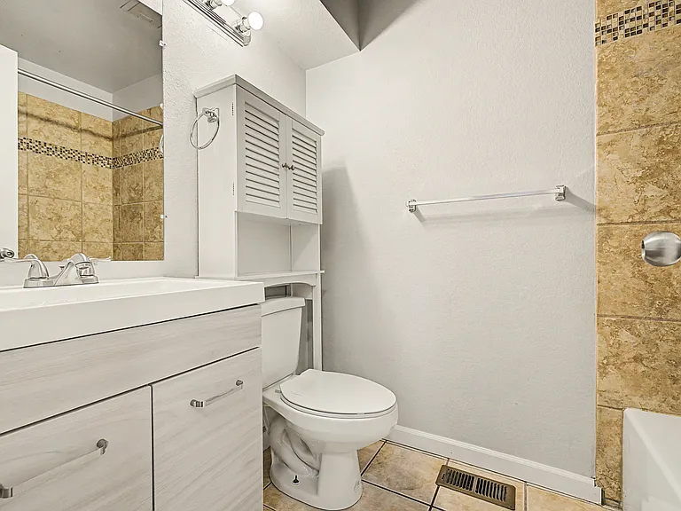 2nd floor bathroom w/tub