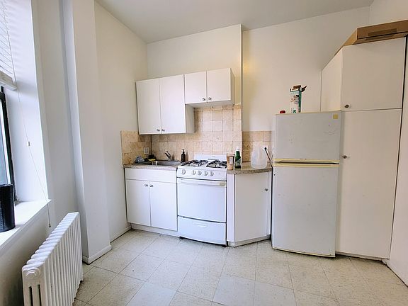 5th image of 657 10th Ave #J