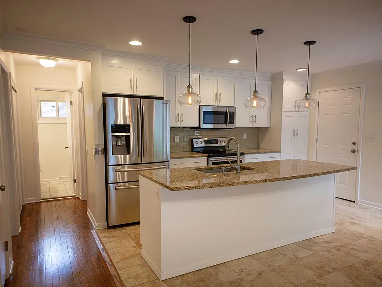 204 Hazelwood Dr — Photo 2