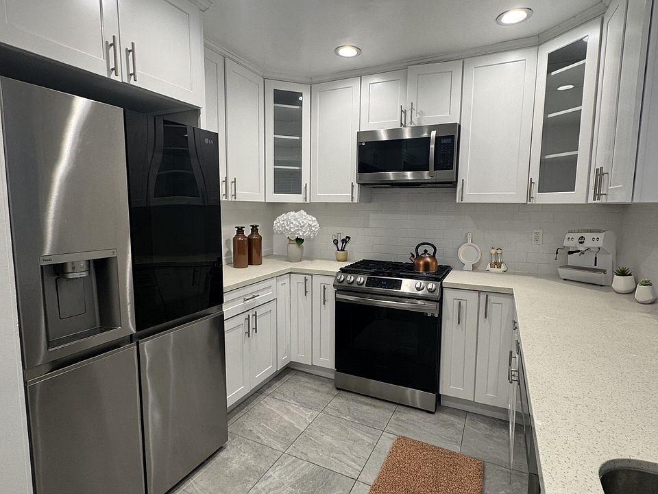 1st image of 850 Moraga Dr APT 3