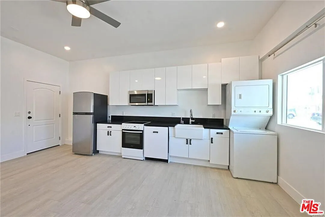 3 bed, 2.0 bath, 6169 sqft, $3,999 — Photo 2