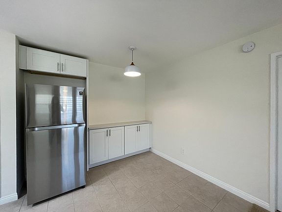 3rd image of 2638 S Barrington Ave APT 204