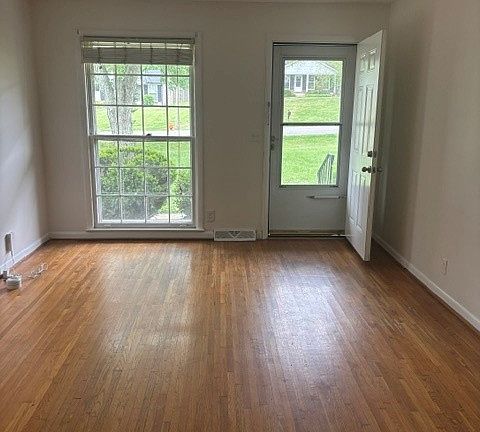 5th image of 62 Brookwood Ter