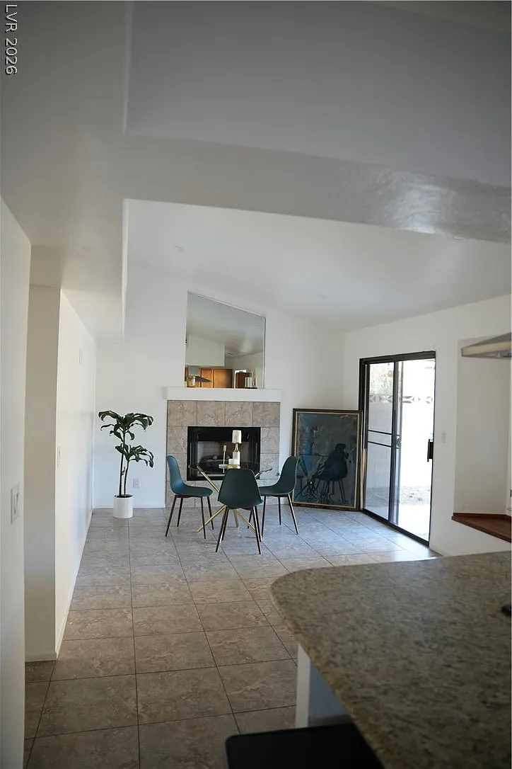 3 bed, 2.0 bath, 1877 sqft, $2,700 — Photo 3