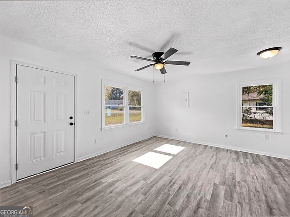 4th image of 803 Crestwood Ter