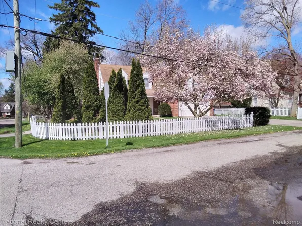 364 Shoreview Dr, Waterford, MI 48328