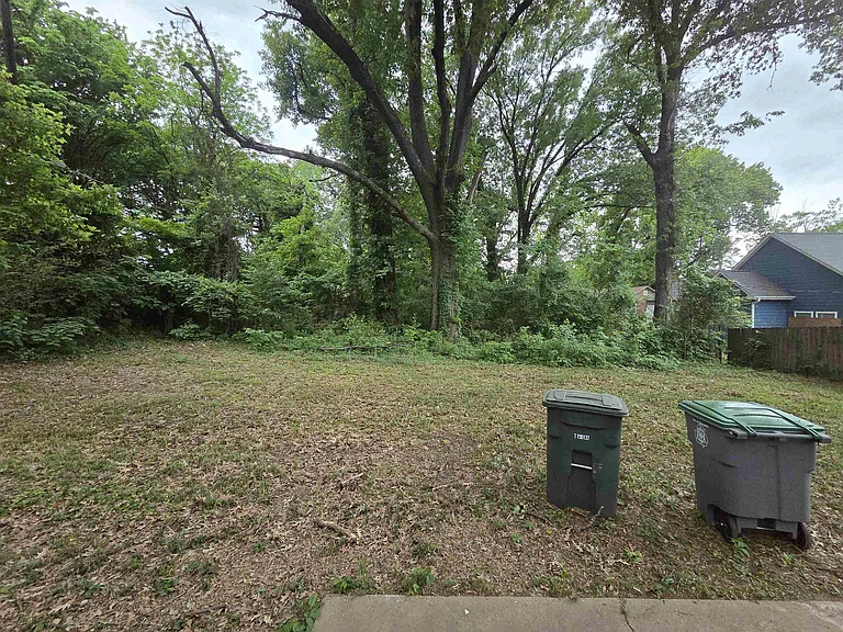 983 Brower St — Photo 16