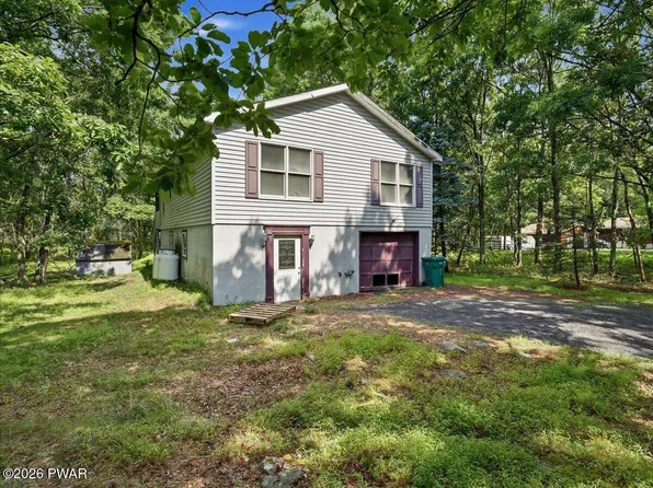 1191 Bluebird Ln, Bushkill, PA 18324