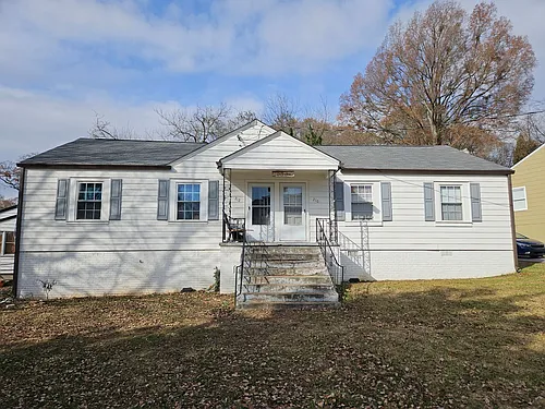 210 Lakewood Dr SE Photo 1