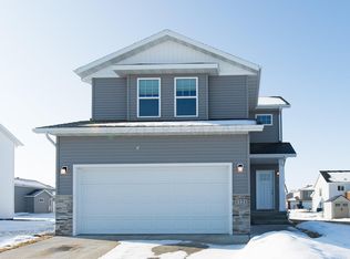 1121 Eaglewood Ave, West Fargo, ND 58078
