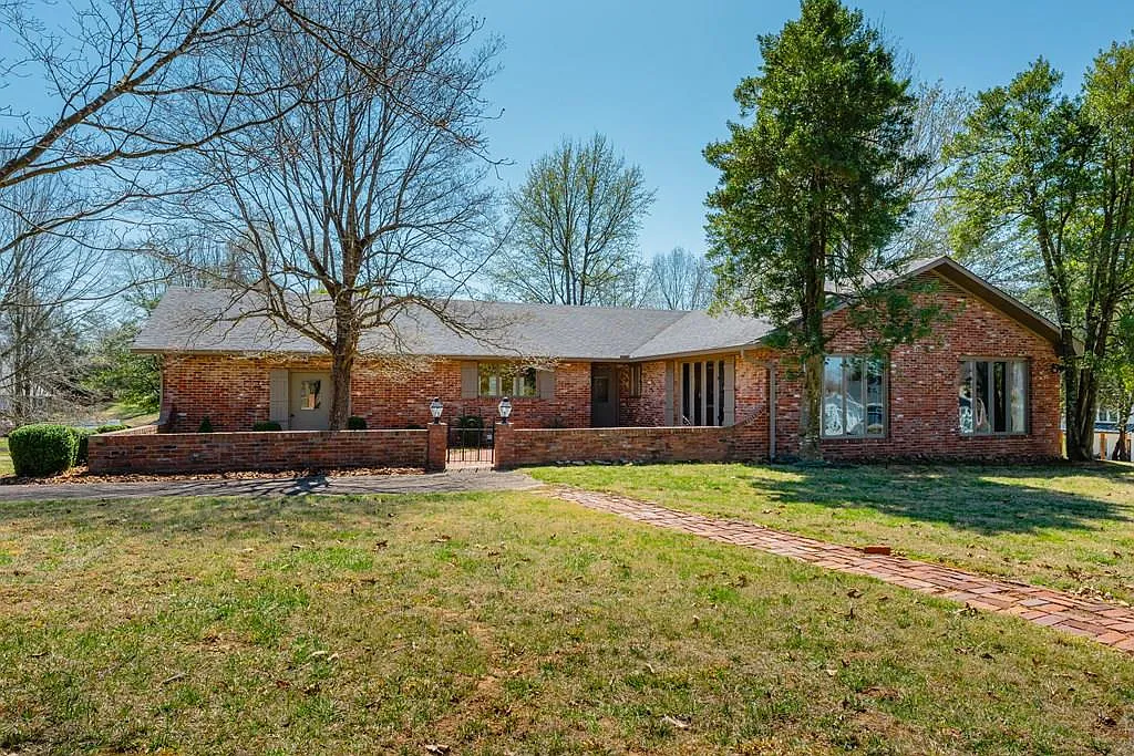 819 Fairway Dr photo 1
