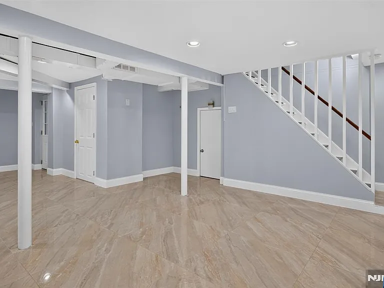 670 John St — Photo 11