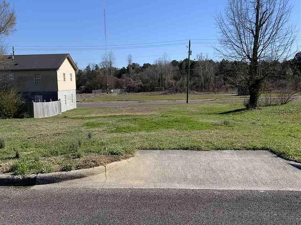 2nd image of 23 Woodcrest Dr