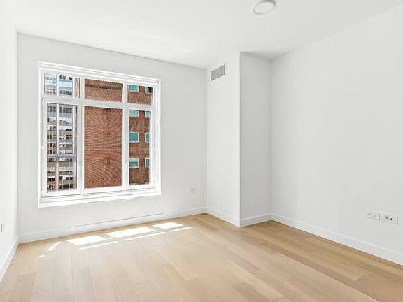 4th image of 115 E 55th St