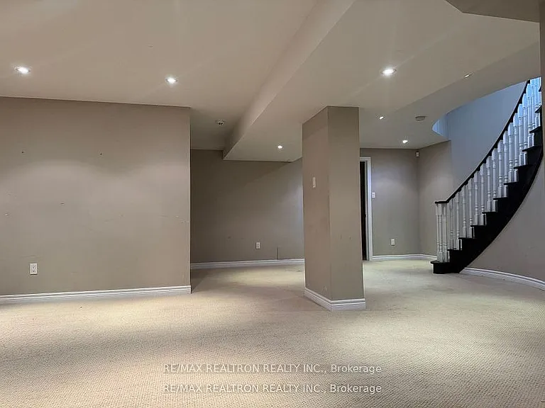 21 Goldring Cres — Photo 15