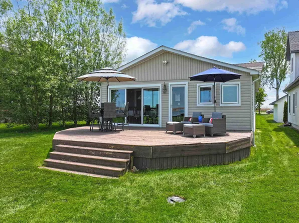 7054 Middle Channel Dr, Harsens Island, MI 48028