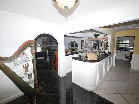 4th image of 1310 Glouchester Ln