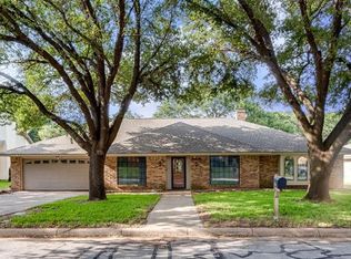 4105 Three Oaks Dr, Arlington, TX 76016
