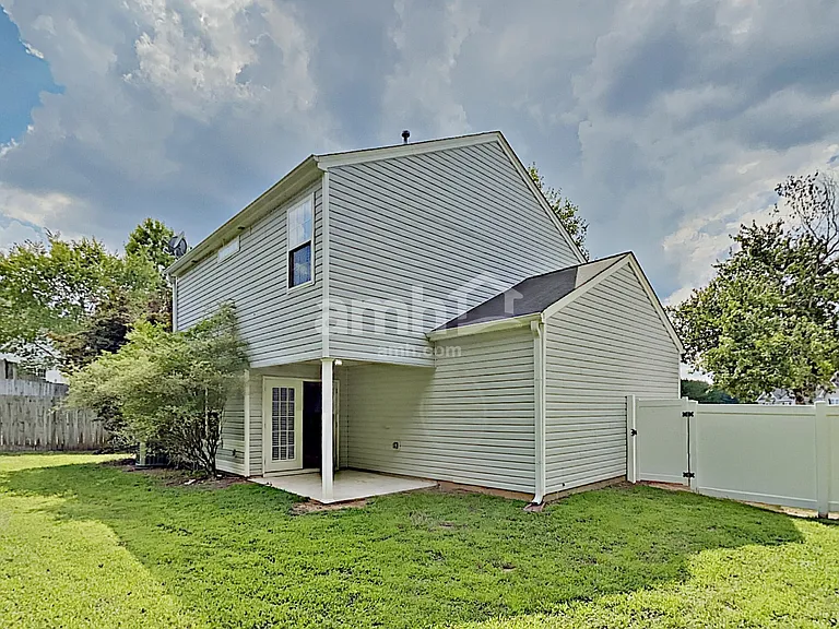 214 Oak Grove Ln — Photo 13