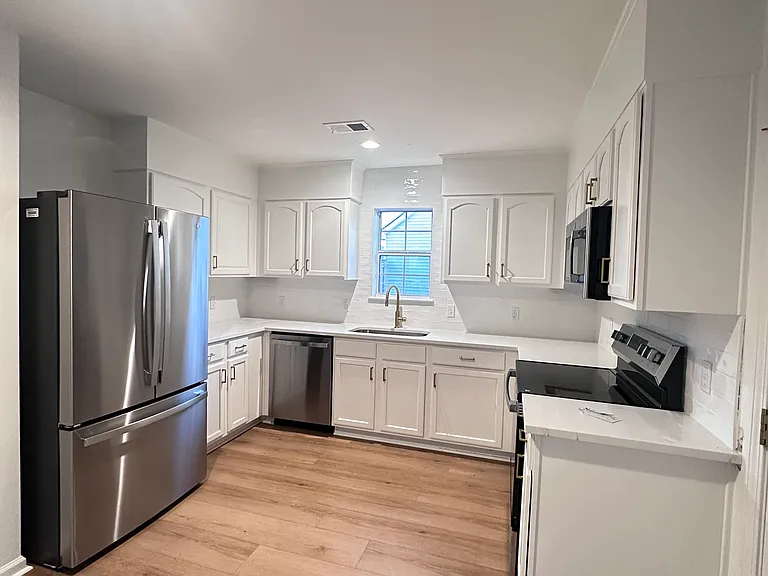 210 Barnwell St — Photo 3