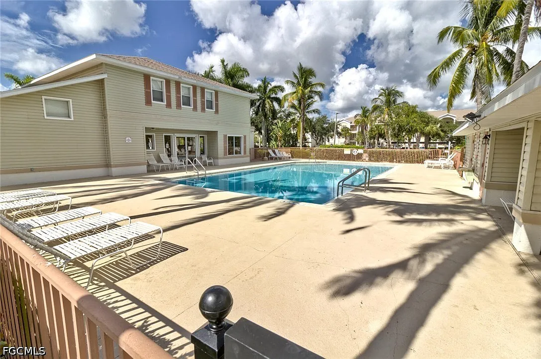 2 bed, 2.0 bath, 968 sqft, $1,295 — Photo 2