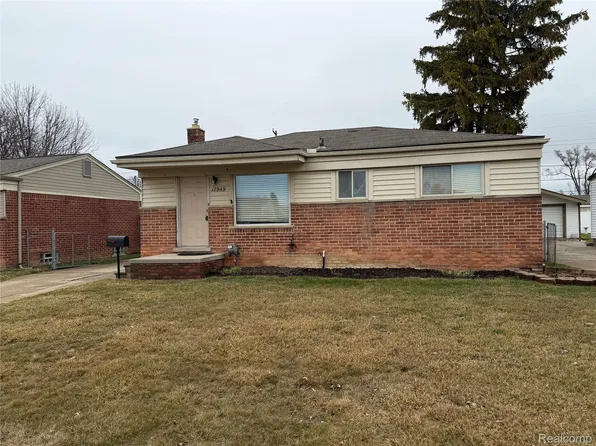 17949 S Wind Dr, Fraser, MI 48026