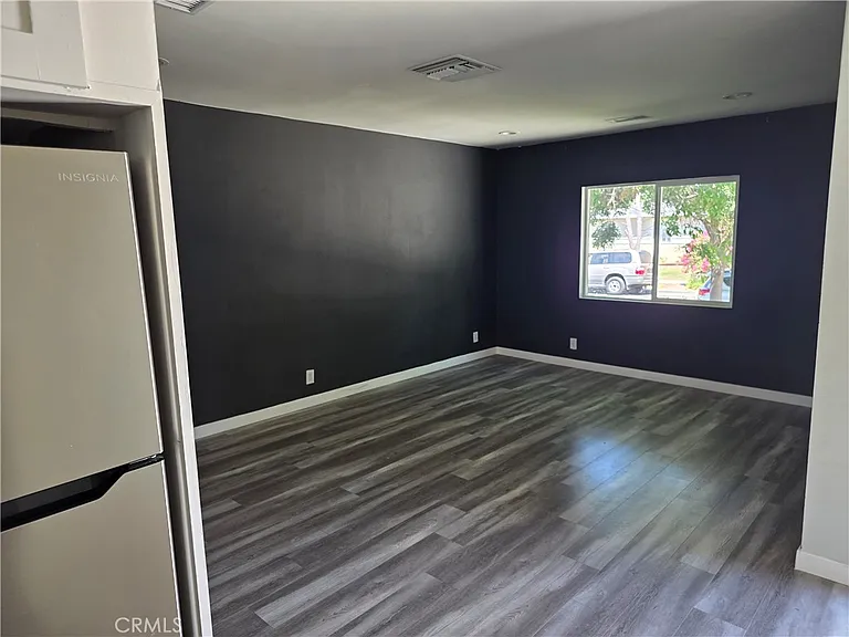 5779 Enfield Ave — Photo 6