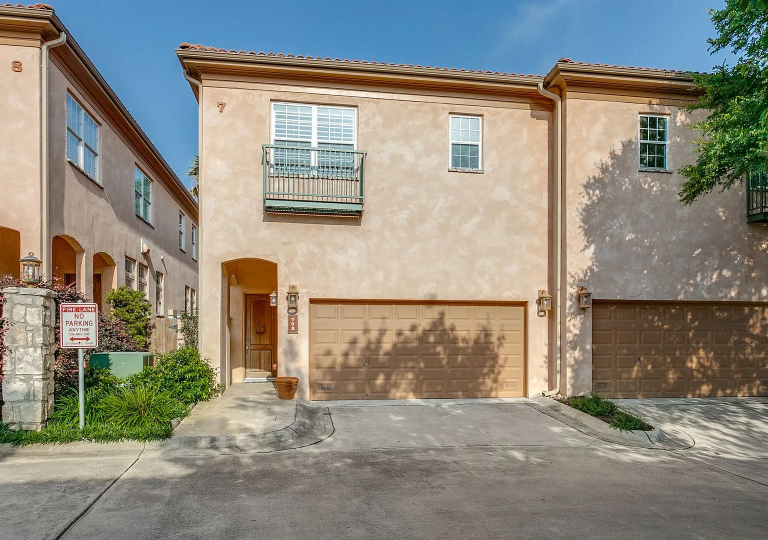 Luxury 3-Bedroom Townhome In Alamo Heights — Photo 1