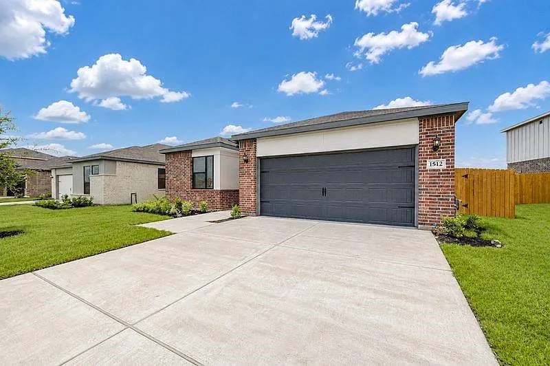 3 bed, 2.0 bath, 1366 sqft, $2,395 — Photo 2