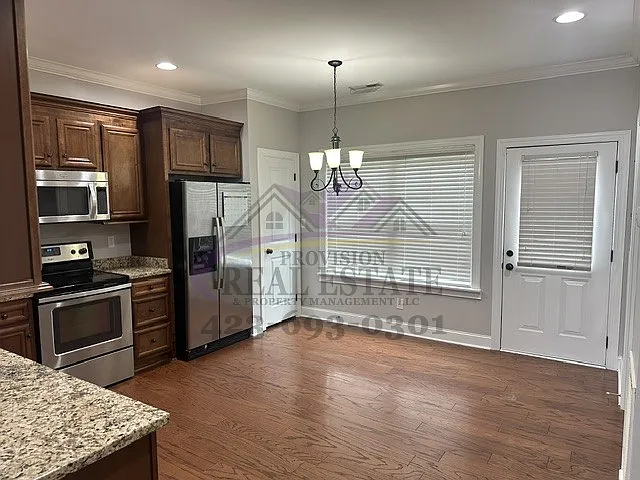 Elegant 2BD/2.5BA Townhouse — Photo 4