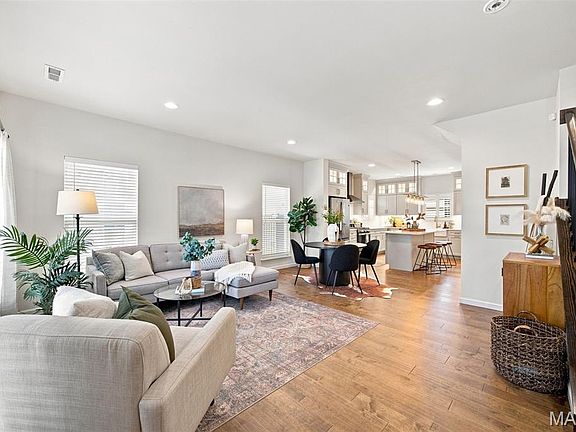 3rd image of 2020 Hereford St