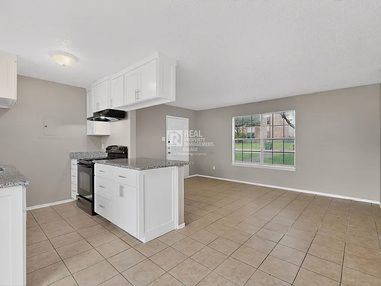 8024 Cambridge Cir — Photo 8