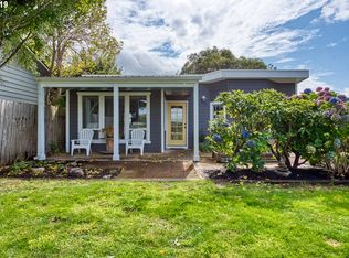 135 4th St SW, Bandon, OR 97411