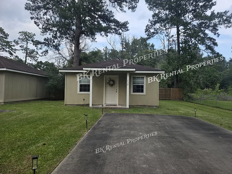 1438 Hayes Rd — Photo 1