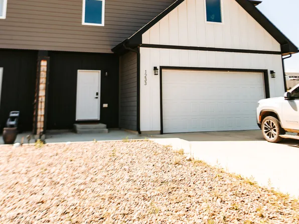 1233 9th St SW, Watford City, ND 58854