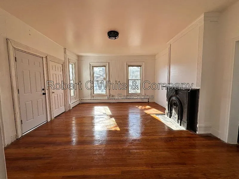 4 bed, 1.0 bath, 1200 sqft, $2,500 — Photo 4