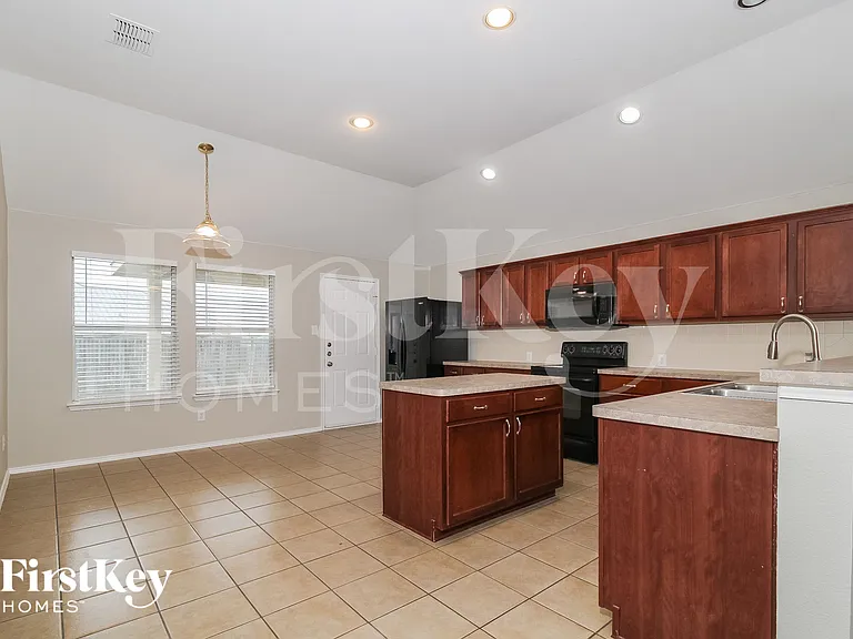 802 Hawthorne Rd — Photo 5