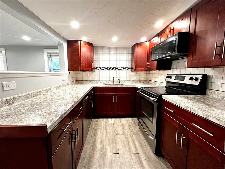 572 Main St #B — Photo 3